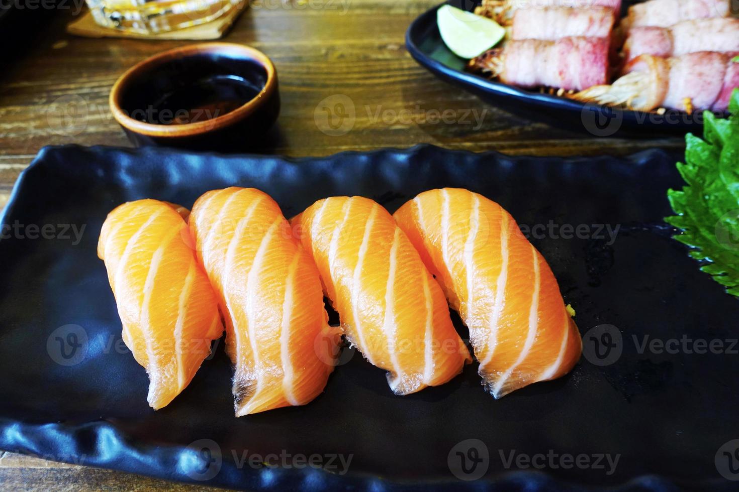 Sushi-Lachs auf Holztisch foto