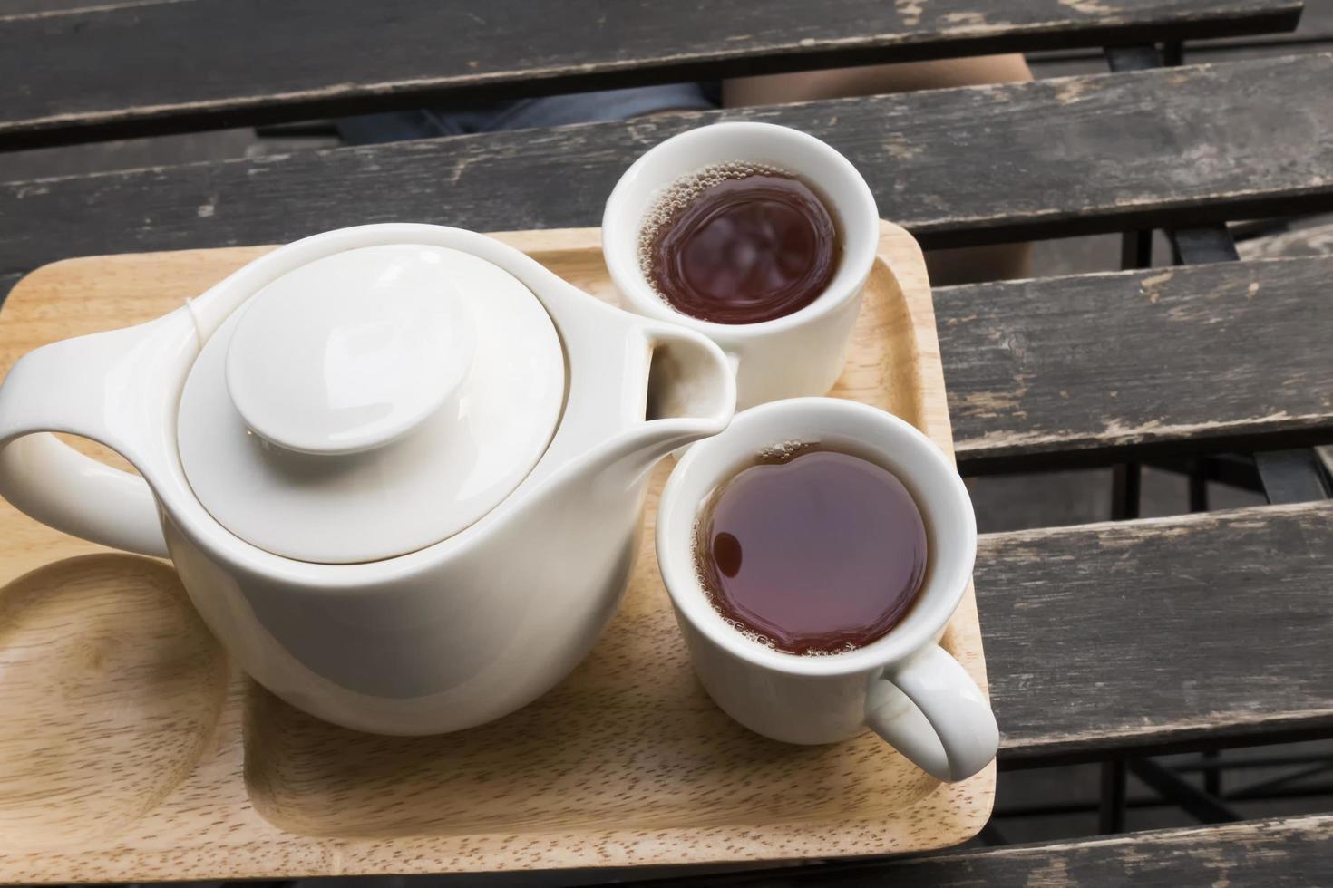 Teezeit auf dem alten Holztisch. foto