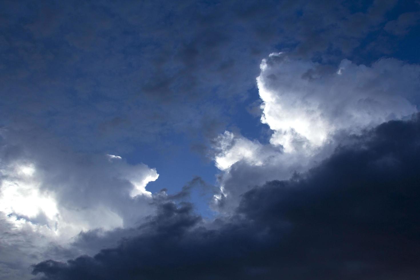 viele Wolken - viele Farben, bevor die Sonne untergeht. Die Atmosphäre war beängstigend, als würden die Sommerstürme und heftigen Regenfälle bevorstehen. foto