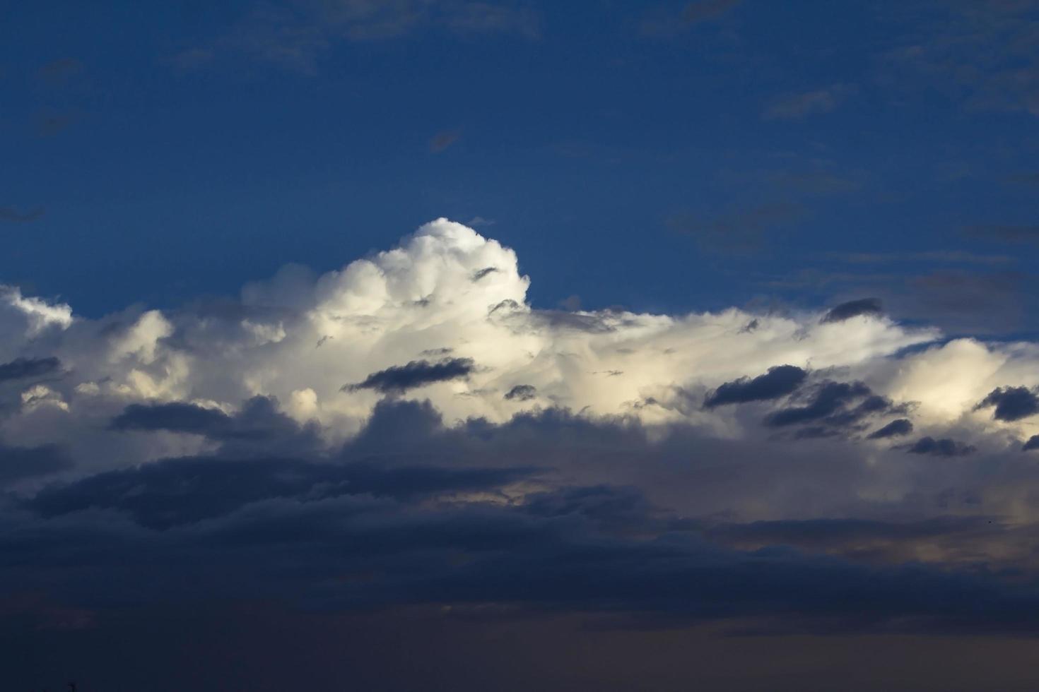 viele Wolken - viele Farben, bevor die Sonne untergeht. Die Atmosphäre war beängstigend, als würden die Sommerstürme und heftigen Regenfälle bevorstehen. foto