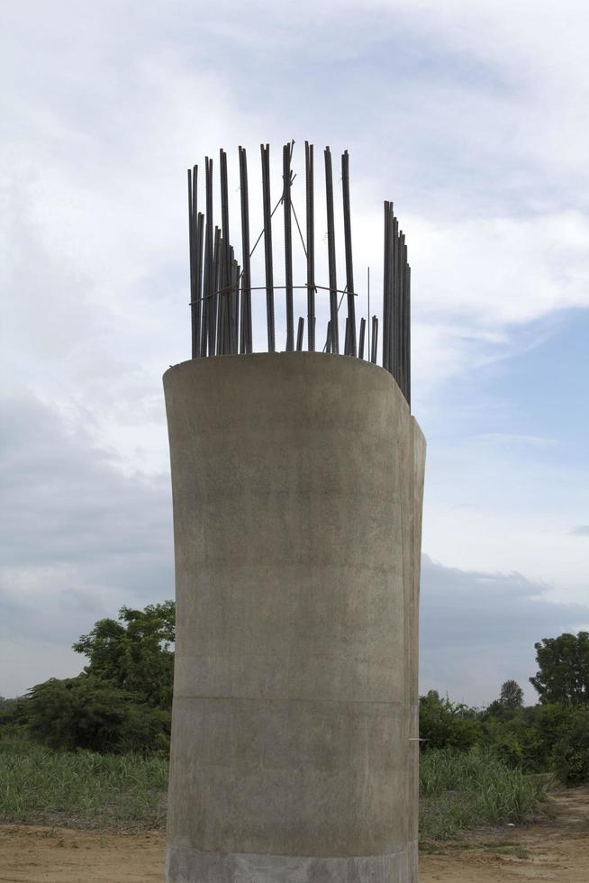 Bau und Gießen von Betonpfählen zur Unterstützung des Gewichts von Schnellstraßenbrücken im ländlichen Thailand ist eine Schnellstraße für bequemes Gehen, schnell und zeitsparend. foto