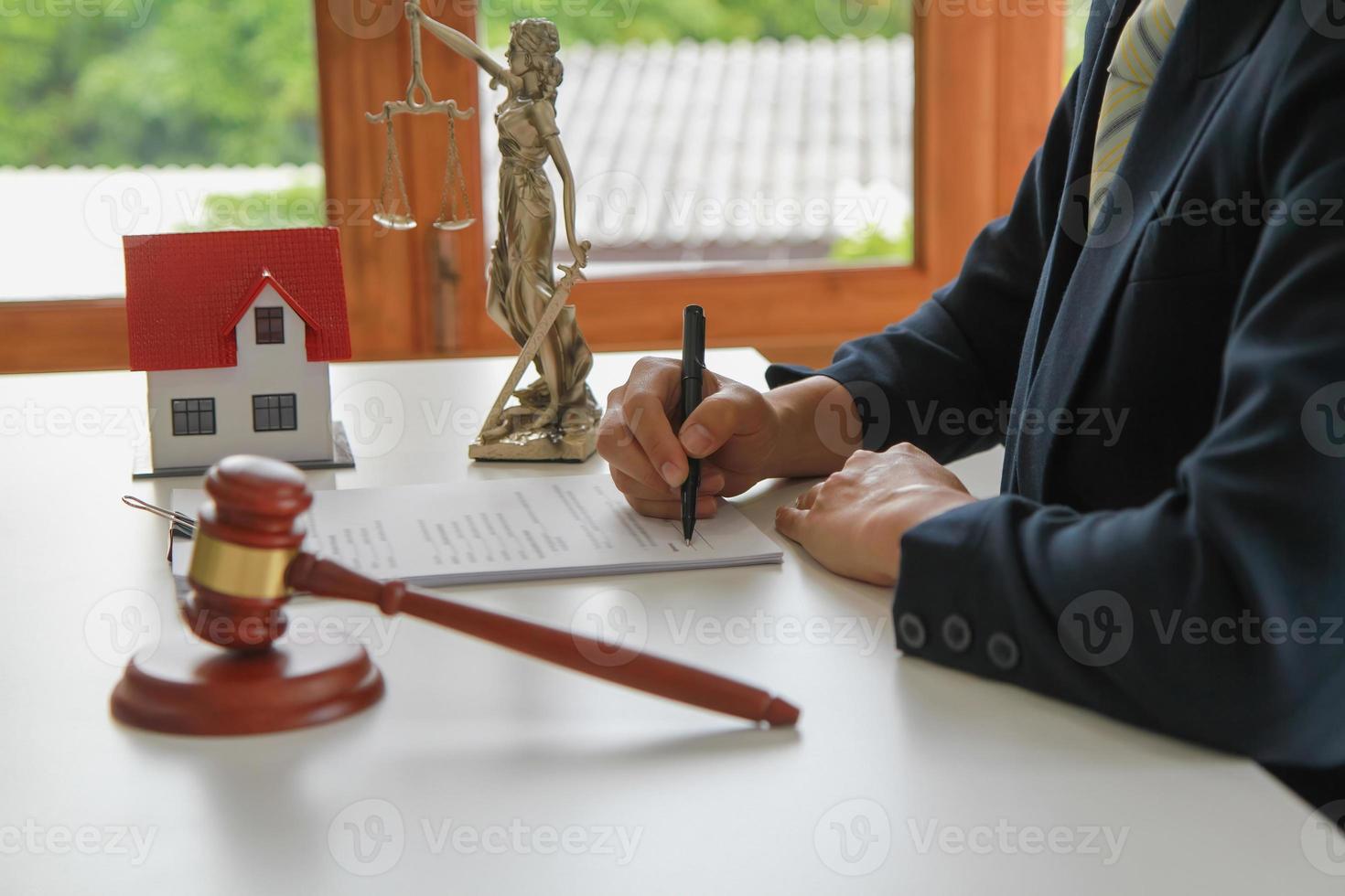 Recht, Rechtsbeistand, Vereinbarung, Vertrag, Anwalt, Beratung in Rechtsstreitigkeiten und Unterzeichnung von Verträgen als Anwalt zur Entgegennahme von Haus- und Grundstückshypothekenbeschwerden von Kunden. Konzept Rechtsanwalt foto