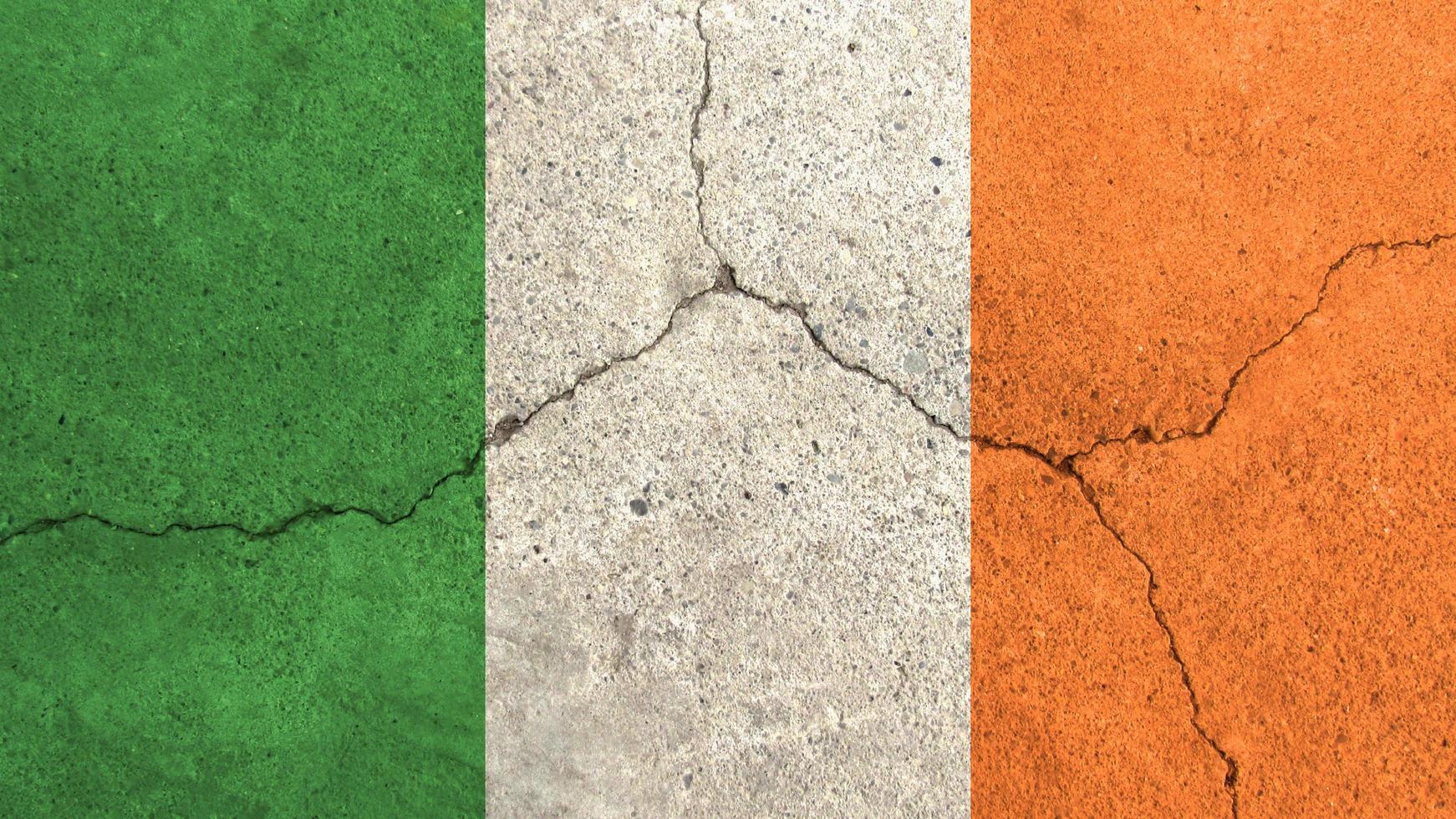Irland-Flagge. irland-flagge auf rissiger betonwand foto