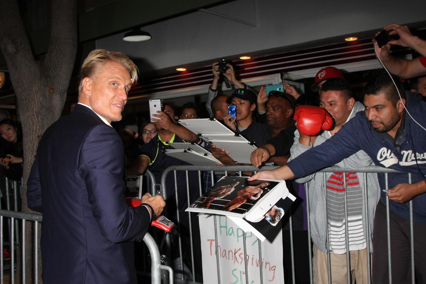 los angeles, nov 19 - dolph lundgren bei der creed los angeles premiere im village theater am 19. november 2015 in westwood, ca foto