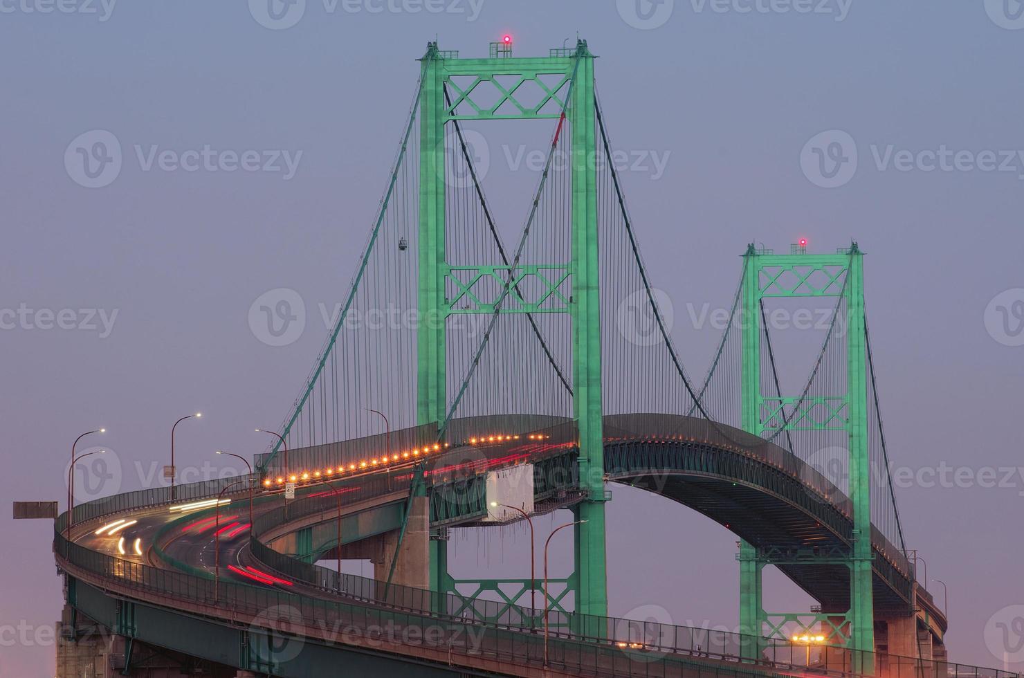 Vincent Thomas Bridge in der Abenddämmerung mit Autolichtspuren foto