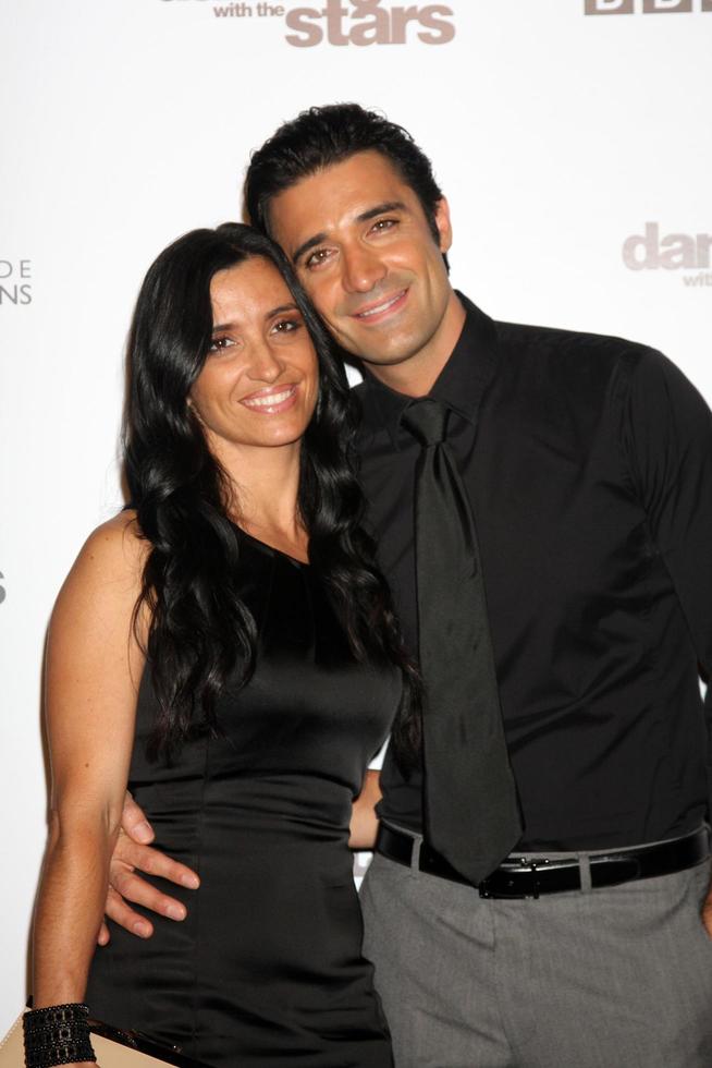 los angeles, 1. nov. - gilles marini, frau kommt am 1. november 2010 in los angeles, ca. 1. november 2010 zur 200. showparty mit den stars auf dem boulevard3 foto