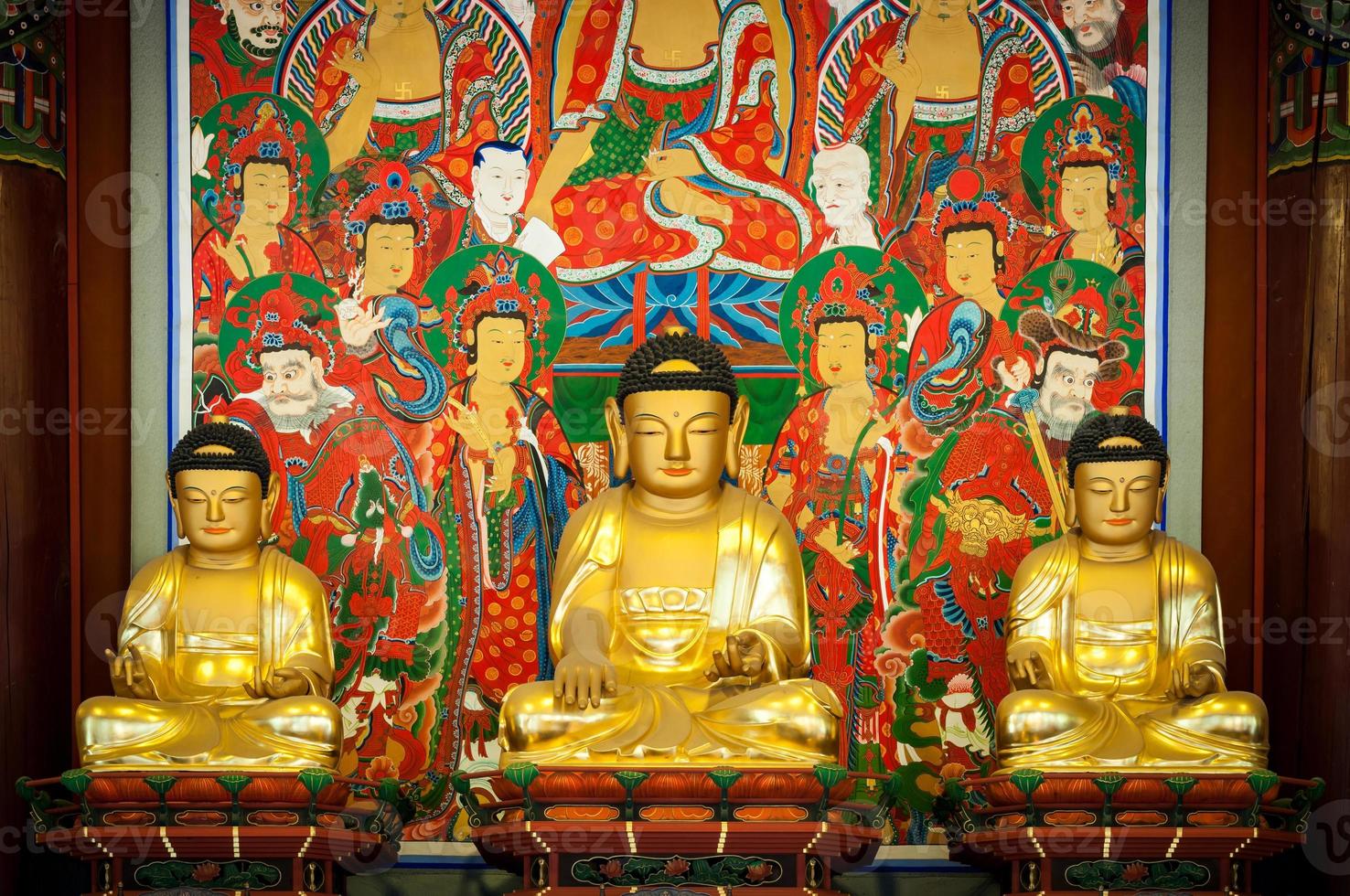 Reihen von Buddhas foto