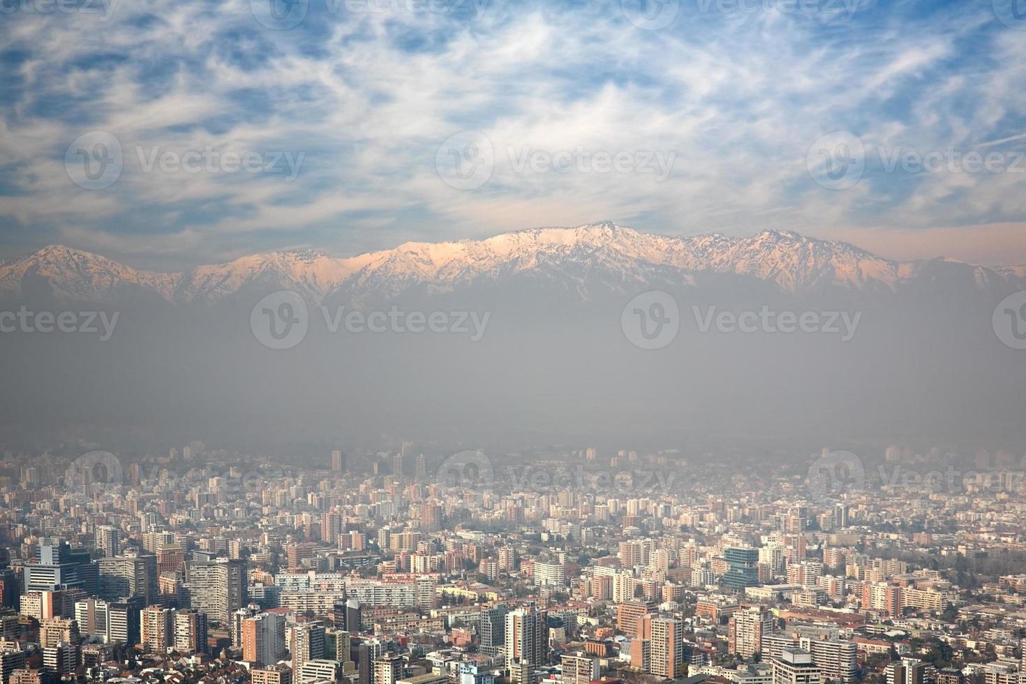 Die Anden Berge überragen Santiago, Chile foto