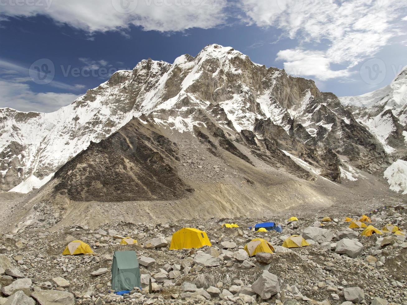 Zelte im Everest Base Camp, bewölkter Tag. foto