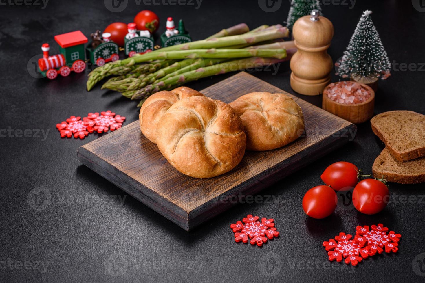 Knusprige runde Brötchen, bekannt als Kaiser- oder Wienerbrötchen auf einem Weihnachtstisch foto