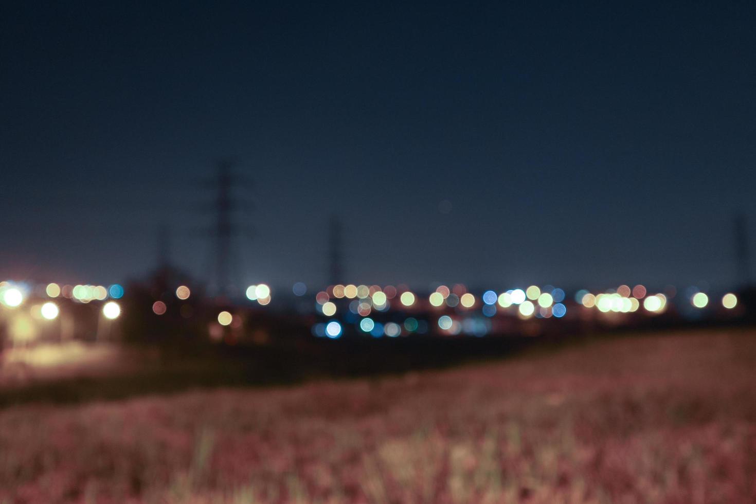 unscharfer Hintergrund mit Blick auf die Lichter der Stadt foto