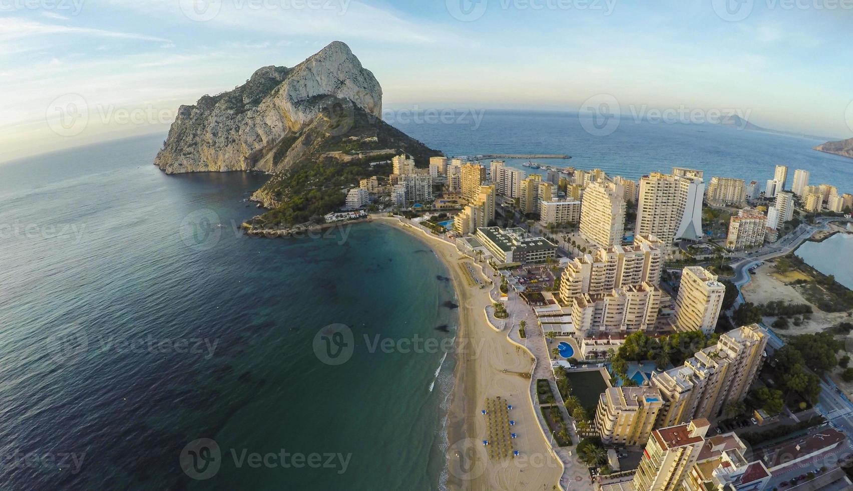 berühmtes mediterranes Resort Calpe in Spanien / atemberaubendes Video auch foto