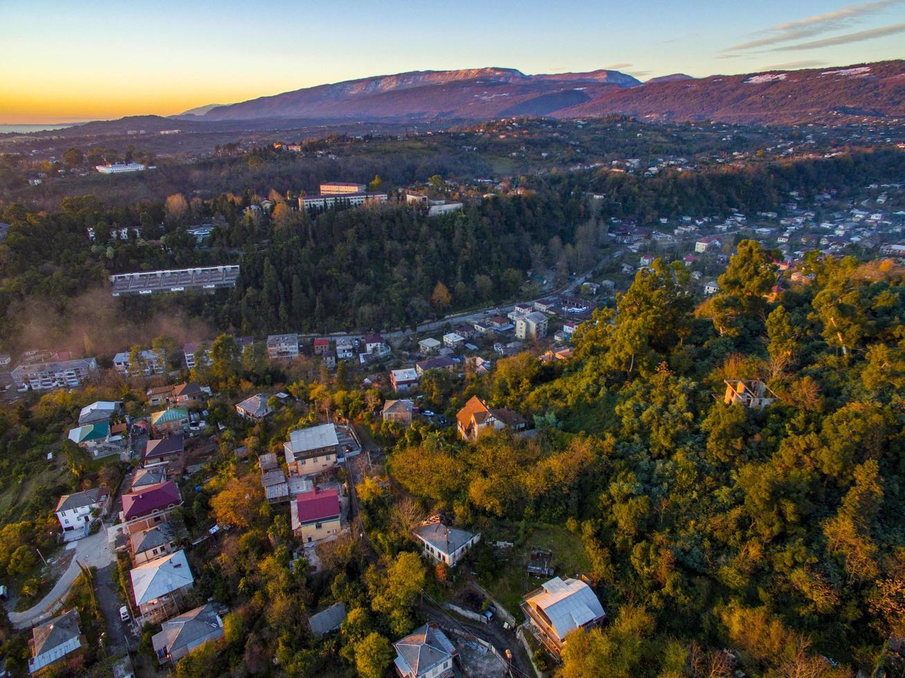 Luftaufnahme der Stadtlandschaft. Suchumi, Abchasien foto