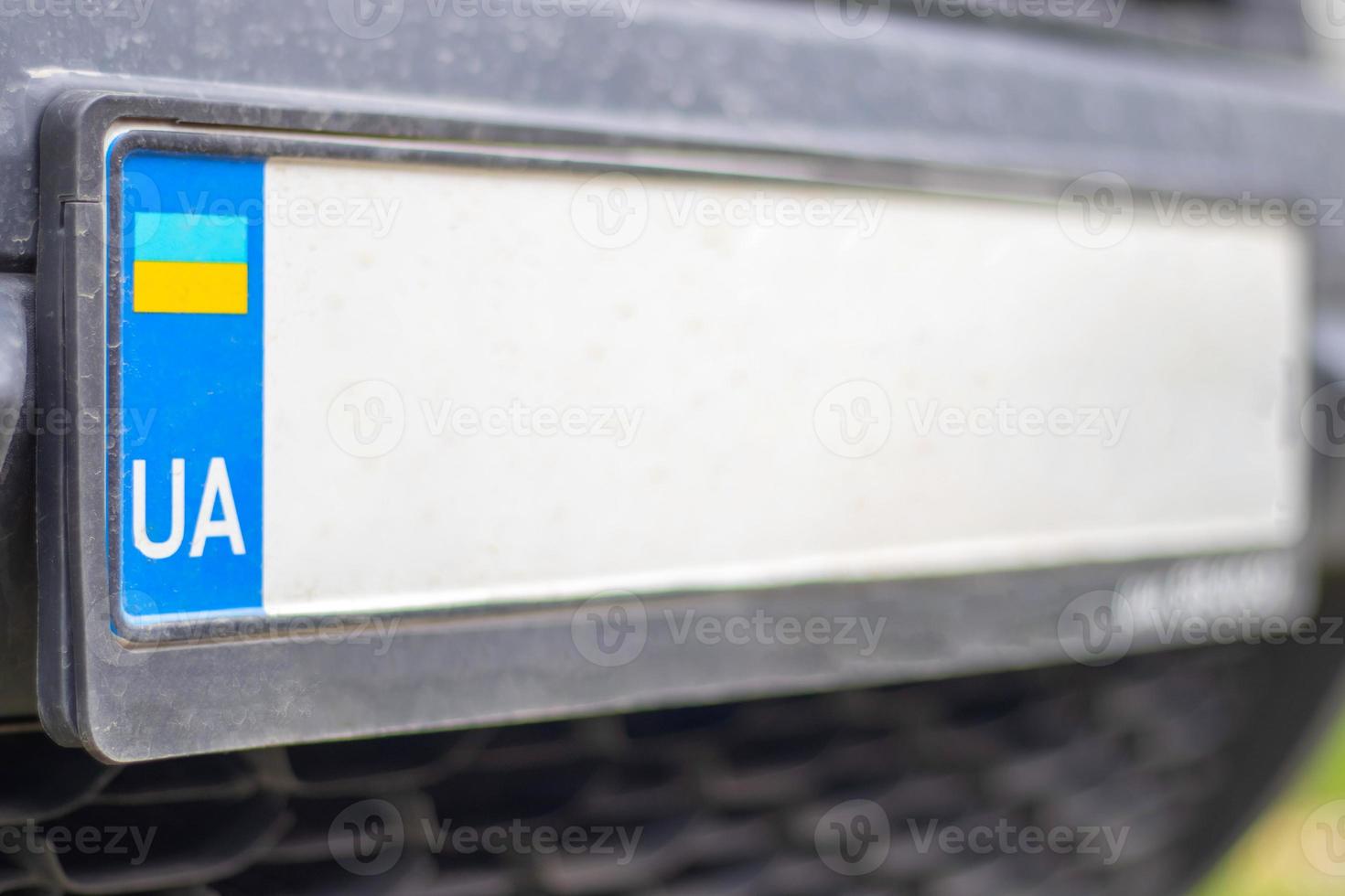 Ukrainisches Nummernschild ohne Zahlen und Buchstaben auf der Stoßstange. Symbol der Nationalität und gelb-blaue Flagge. individuelles Kennzeichen des Fahrzeugs. Platz kopieren. foto
