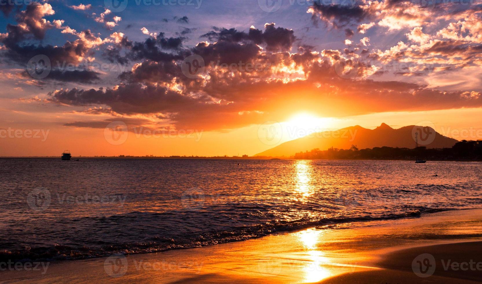 dramatischer Sonnenuntergang im Ozean foto