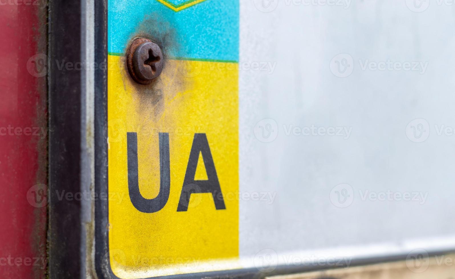 Teil des ukrainischen Nummernschilds auf der Stoßstange. das Symbol der Nationalität auf dem Hintergrund der Farben der Flagge. individuelles Kennzeichen des Fahrzeugs. foto