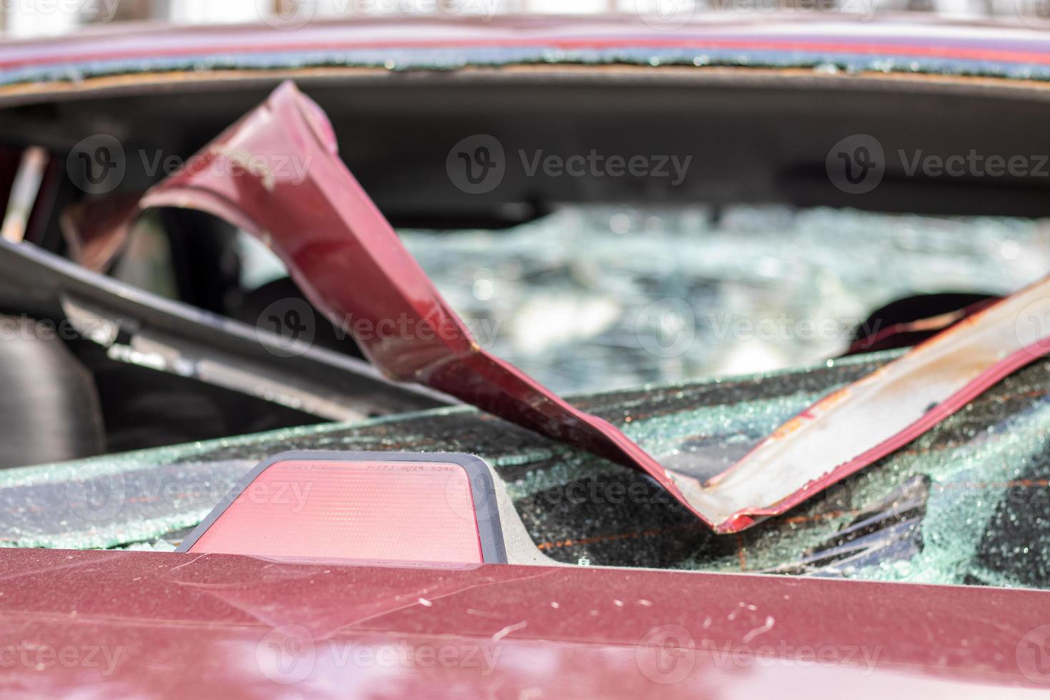 ein Auto nach einem Unfall mit kaputter Heckscheibe. zerbrochenes Fenster in einem Fahrzeug mit hinterer Bremsleuchte. Innenwrack, detaillierte Nahaufnahme eines beschädigten modernen Autos. foto