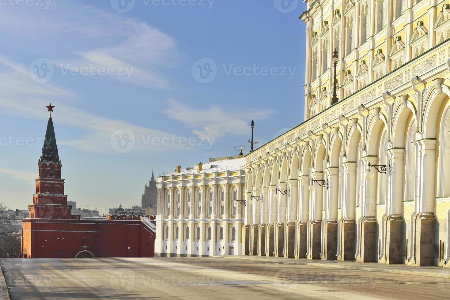 Borovitskaya-Turm und großer Kremlpalast foto