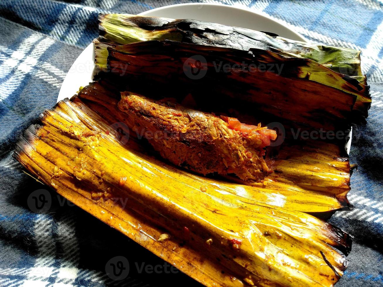 Masakan Pepes Ikan Bakar oder Panggang oder gegrillter gedämpfter Fisch. traditionelles indonesisches kulinarisches essen foto