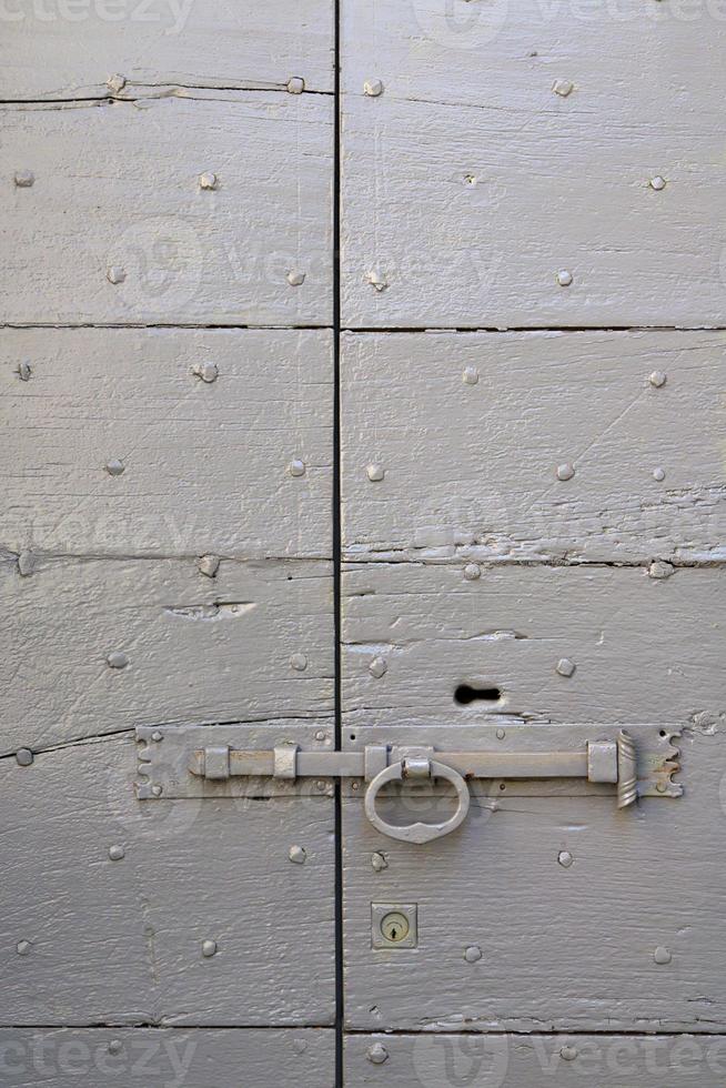 abstrakte Haustür in Italien geschlossen rostig foto