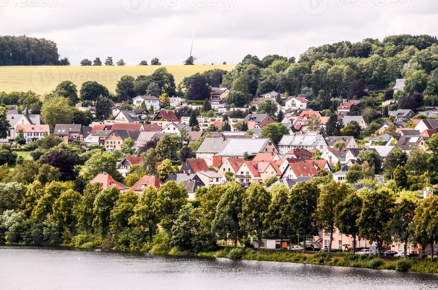 altes europäisches dorf am see foto