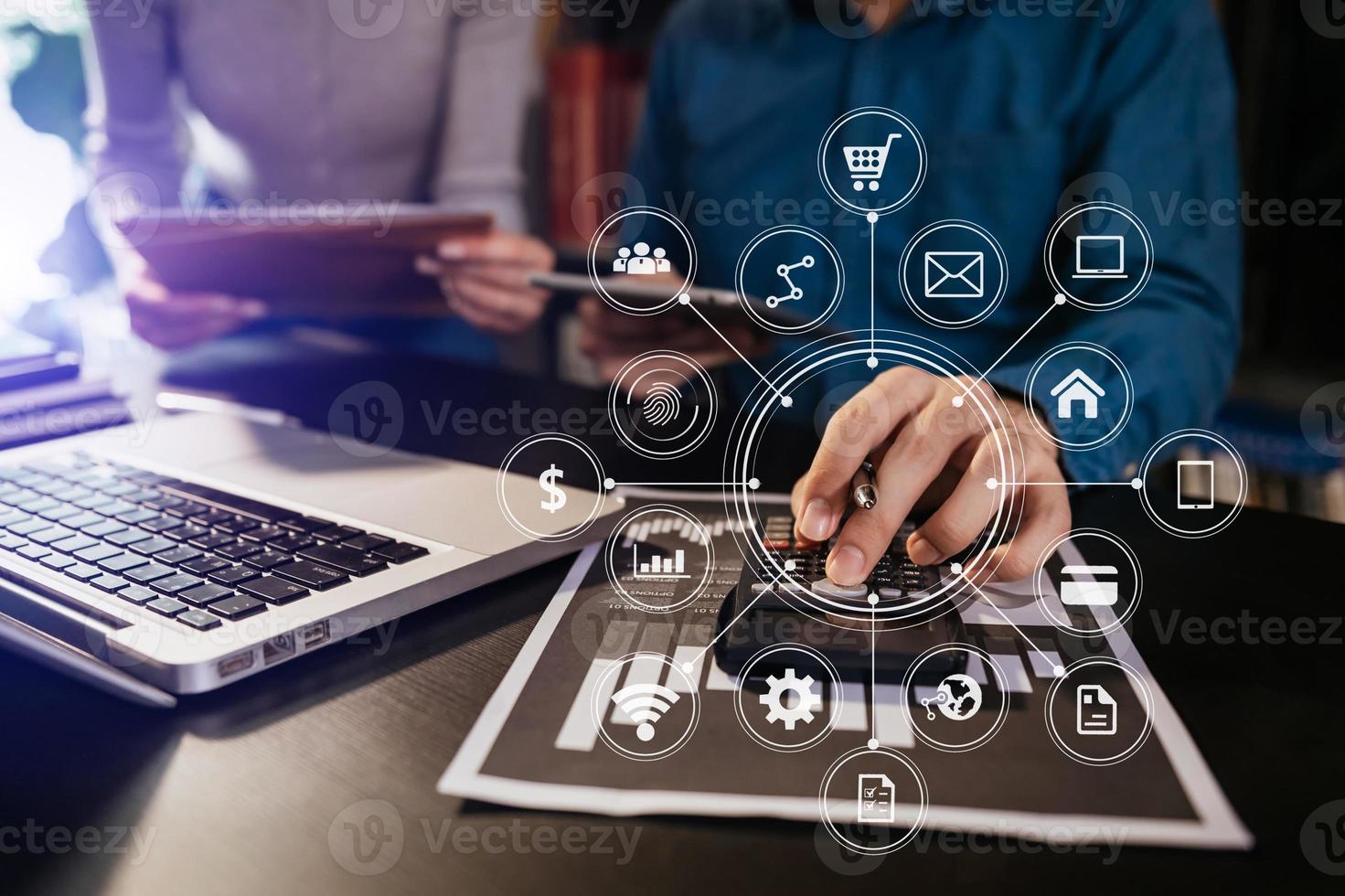 Geschäft mit Laptop und digitalem Tablet mit virtuellem Marketingsymbol foto