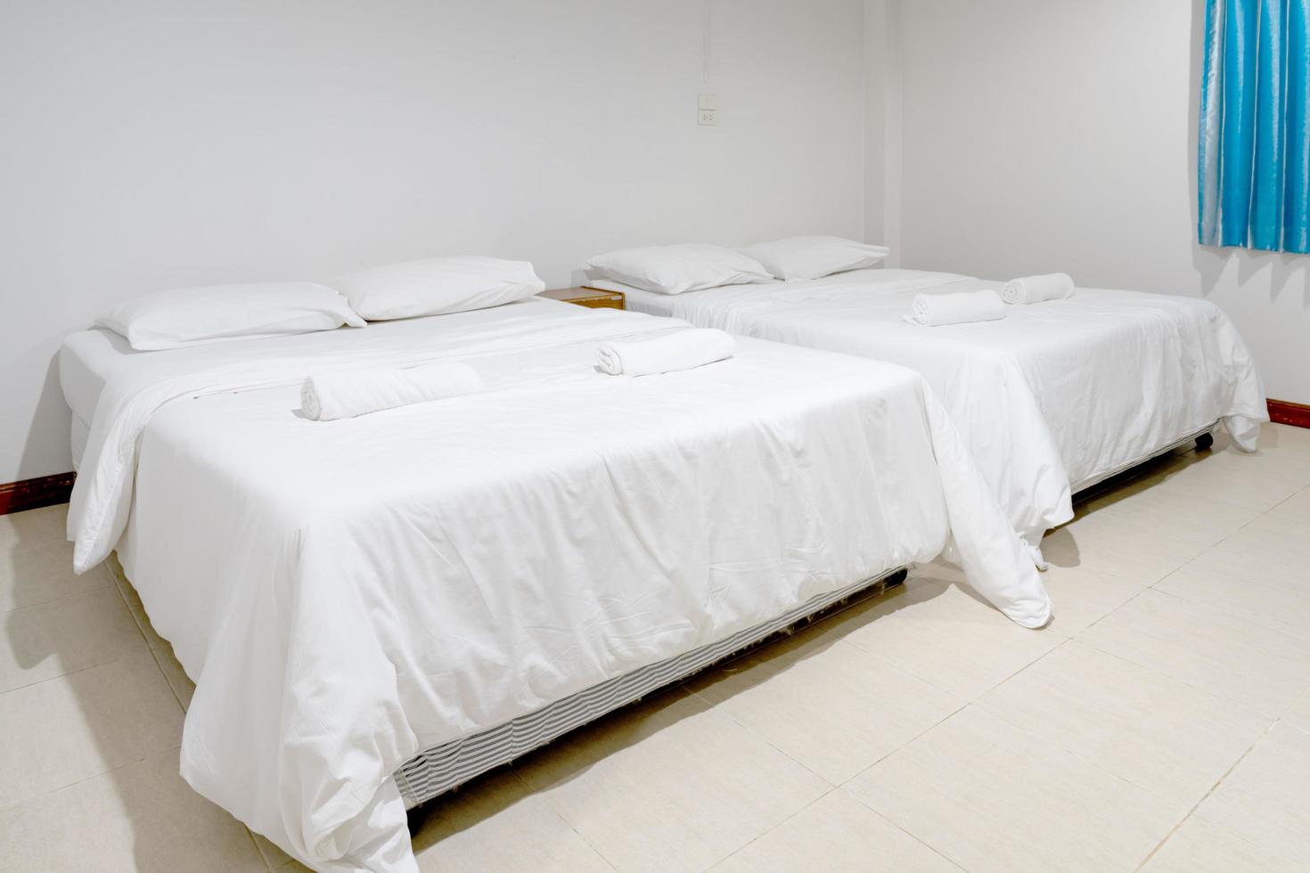 weißes Schlafzimmer mit Doppelbett foto