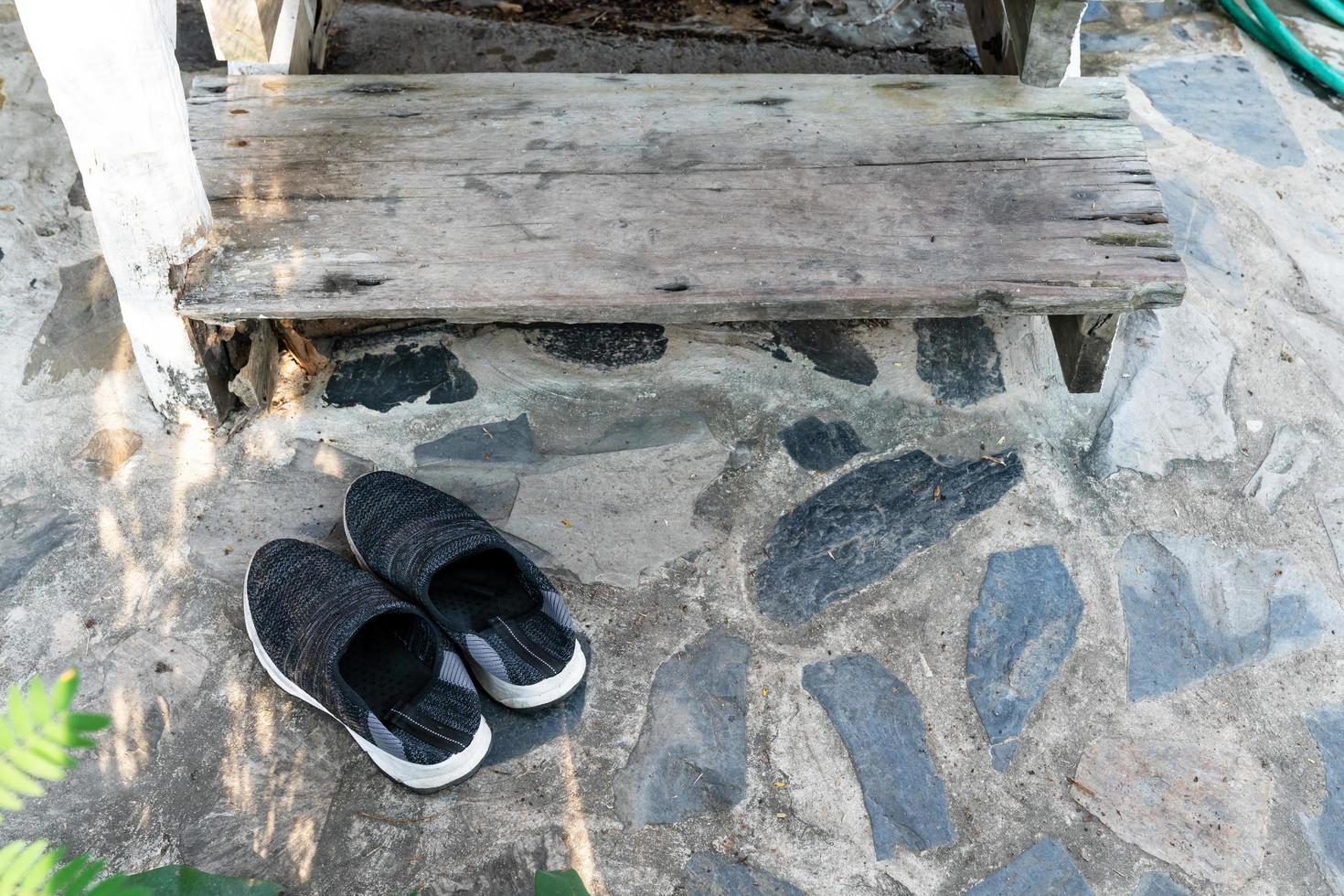 Schwarze Turnschuhe mit Holztreppe foto