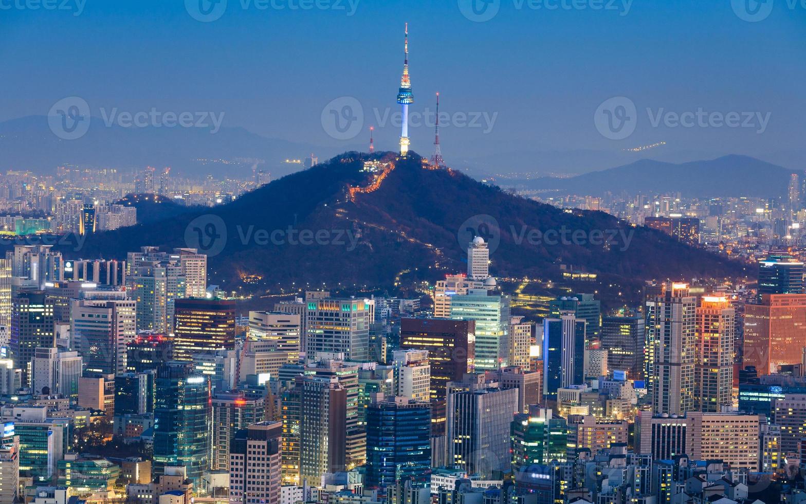 Seoul Tower und Skyline der Innenstadt in Seoul, Südkorea foto
