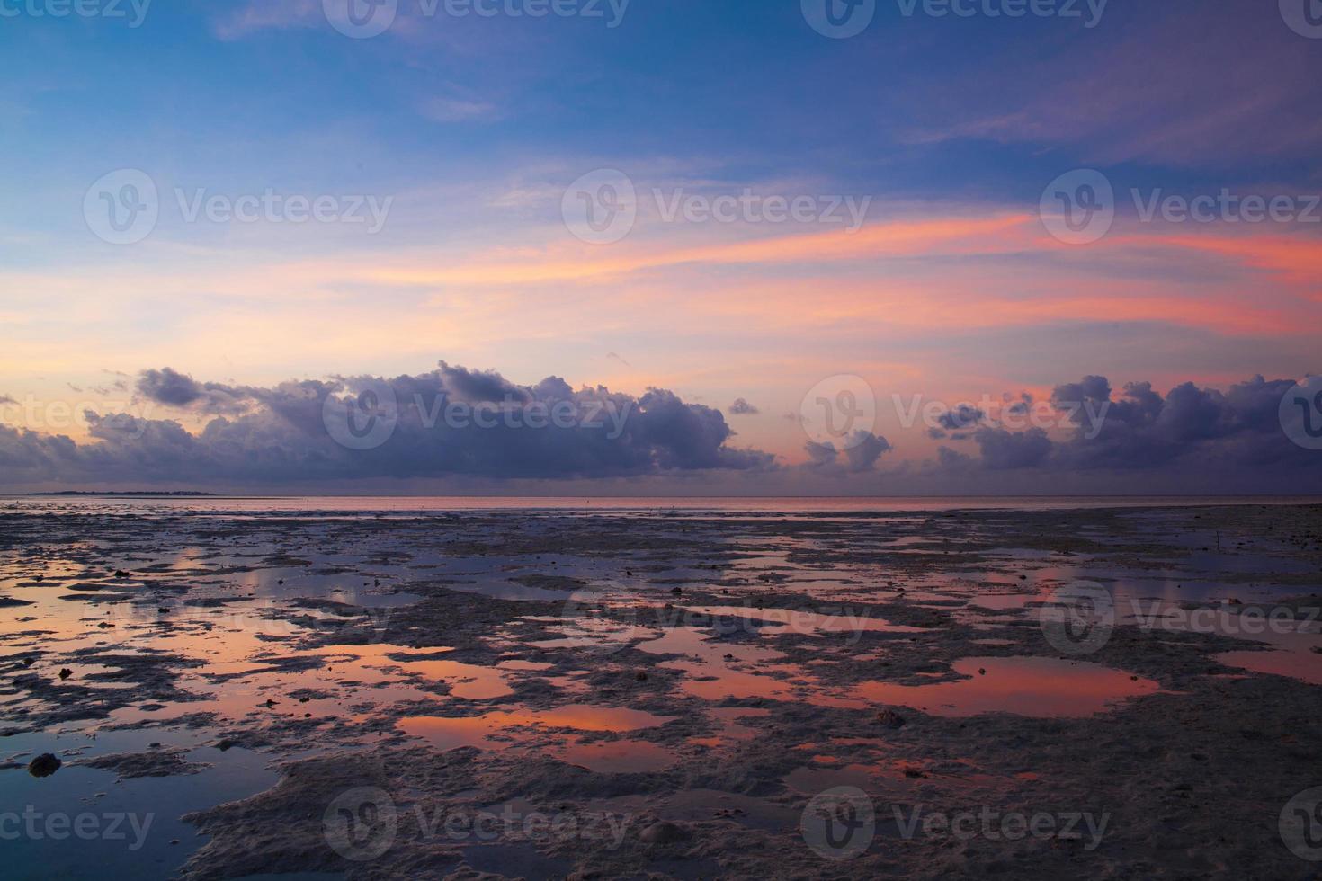 tropisches Meer des Sonnenuntergangs foto