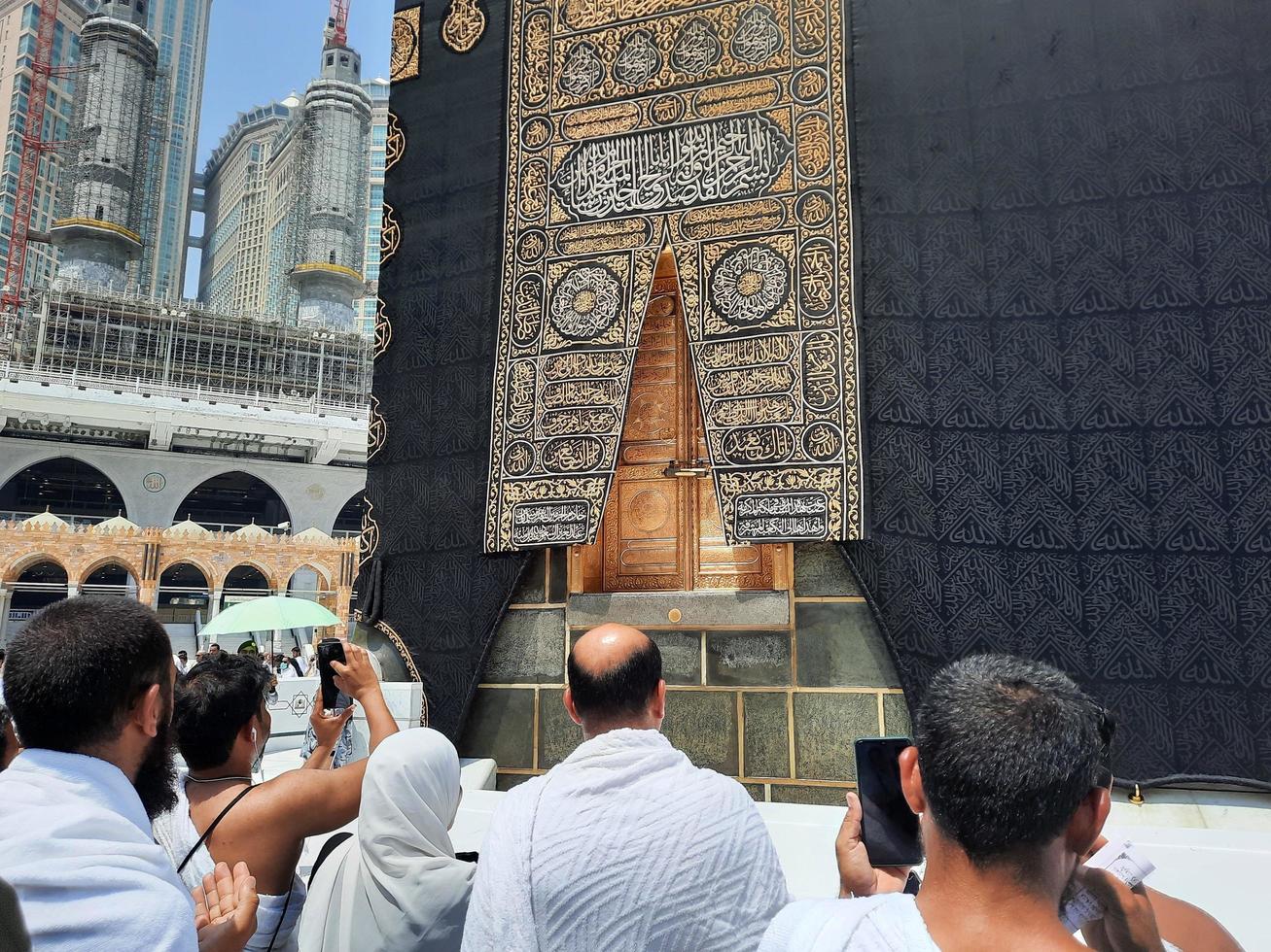 mekka, saudi-arabien, juni 2022 - schöne aussicht auf die kaaba und den eingang zur kaaba in der masjid al haram in mekka. foto