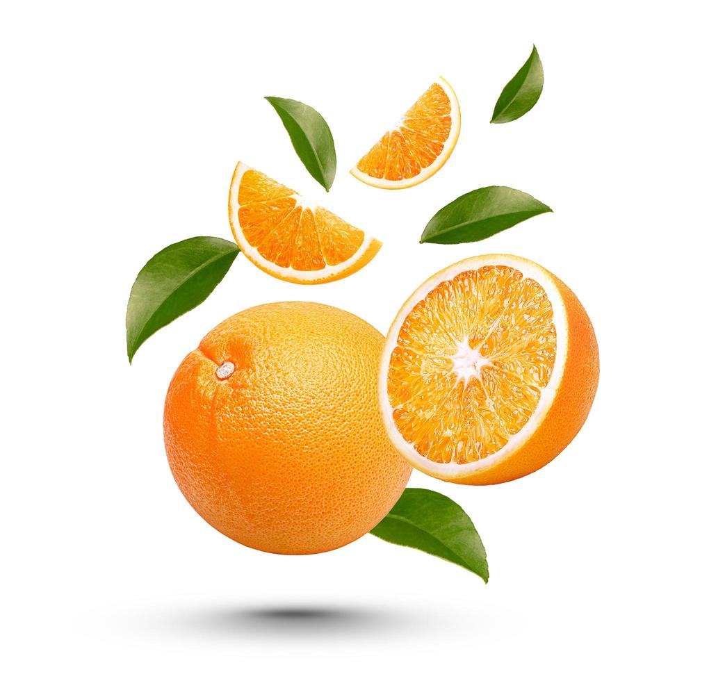 frische Orange mit Blättern isoliert auf weißem Hintergrund foto