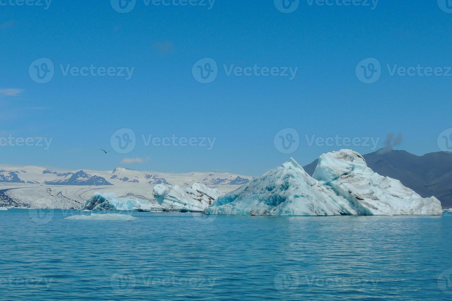 Heller klarer blauer Eisberg, der im blauen kalten Wasser des Jokulsarlon-Sees in Island schwimmt 44 foto