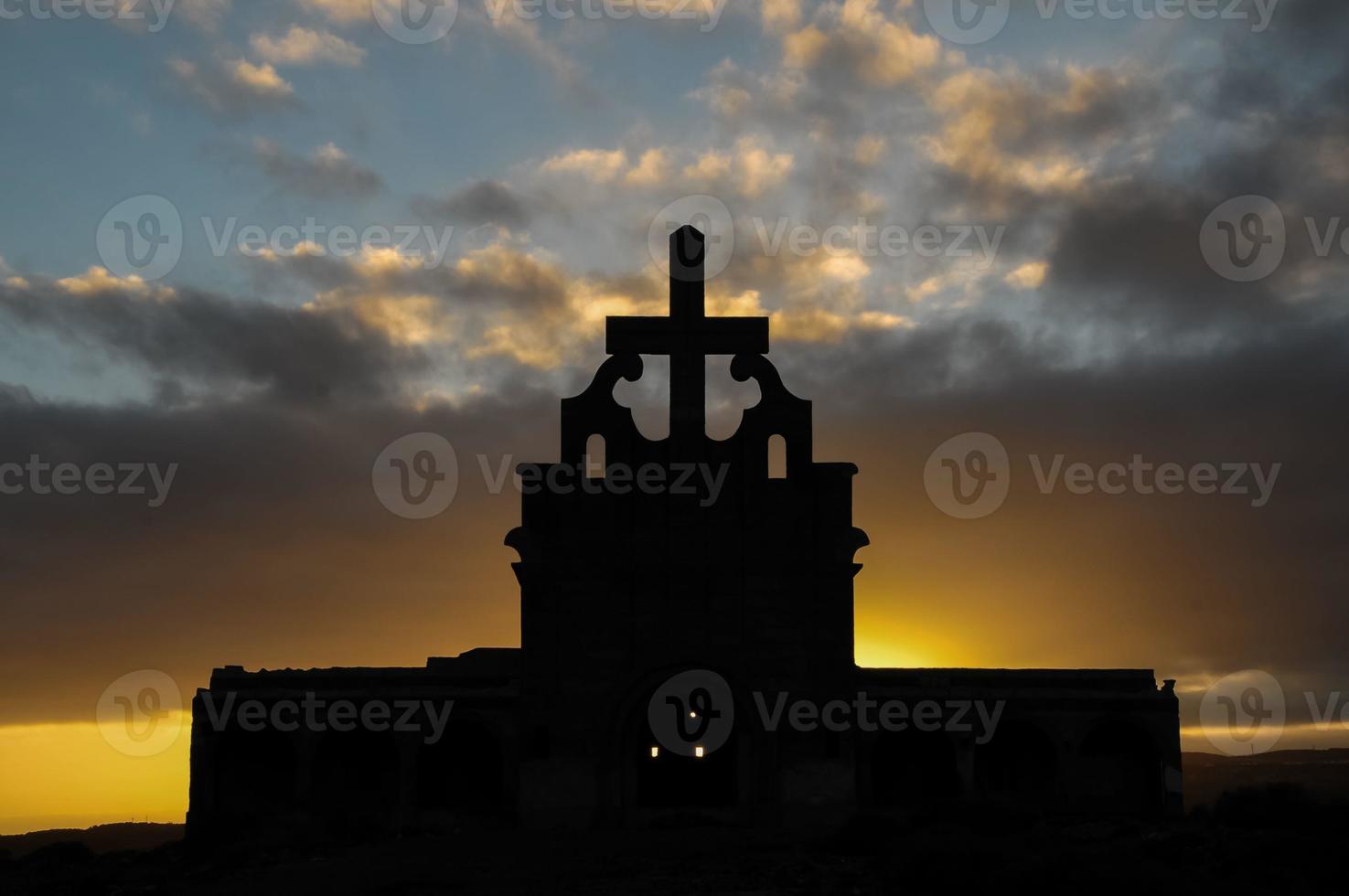 Gebäudesilhouette bei Sonnenuntergang foto