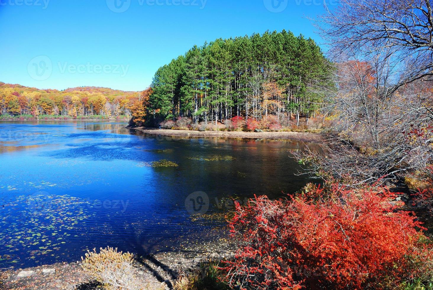 Herbstberg mit See foto