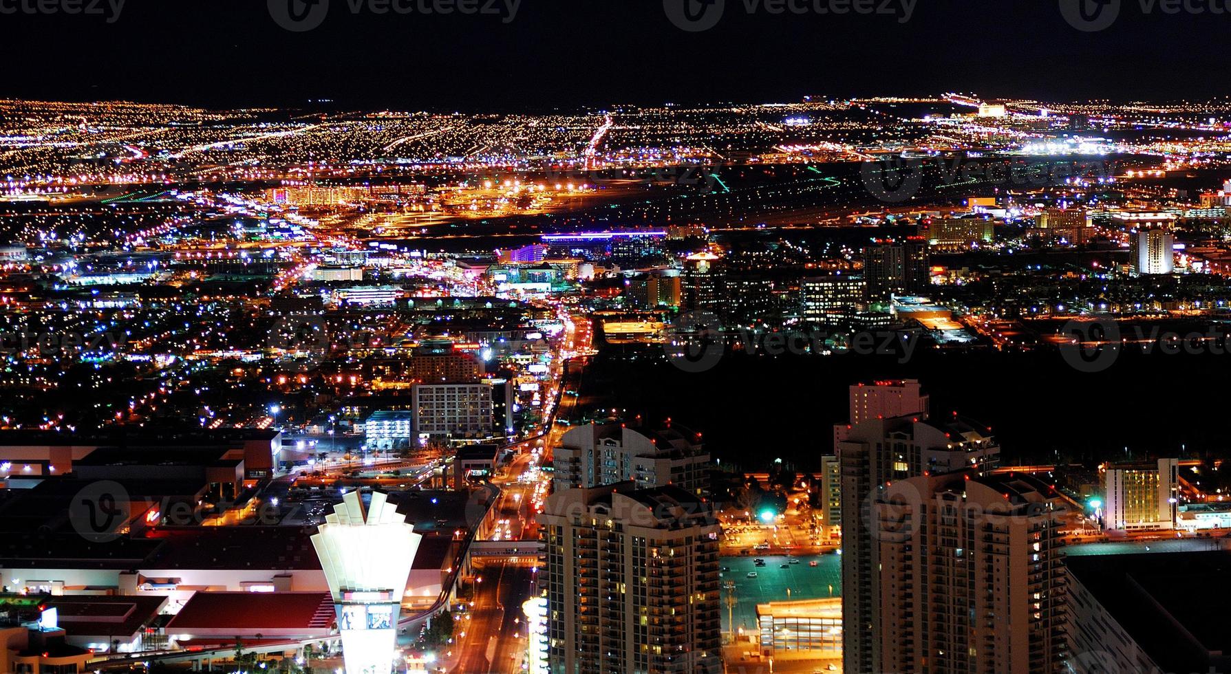 Nachtpanorama der Stadt foto