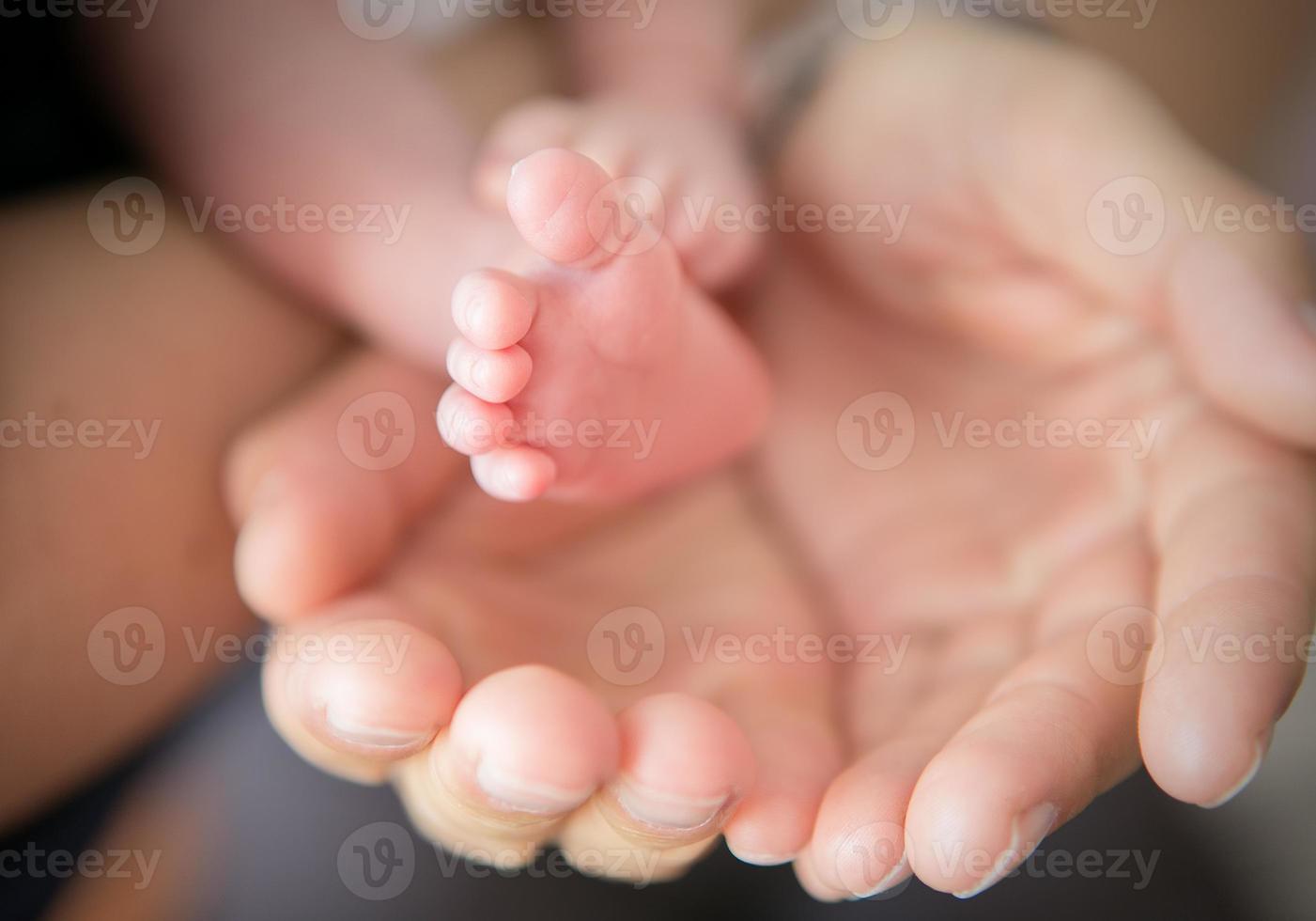 kleine Füße in Papas Händen foto