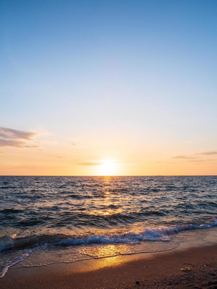 landschaft aussichtspunkt für design postkarte und kalender sommer meer windwelle kühl im urlaub ruhiges meer küstengebiet groß sonnenuntergang himmel licht orange golden abendstunden tag in chonburi thailand foto