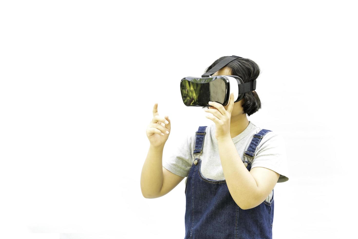 asiatische Mädchen sind begeistert von der vr-Erfahrung allein auf Weiß, Online-Bildung, Bildung, Gadgets, Technologie und Videospielkonzepten. foto