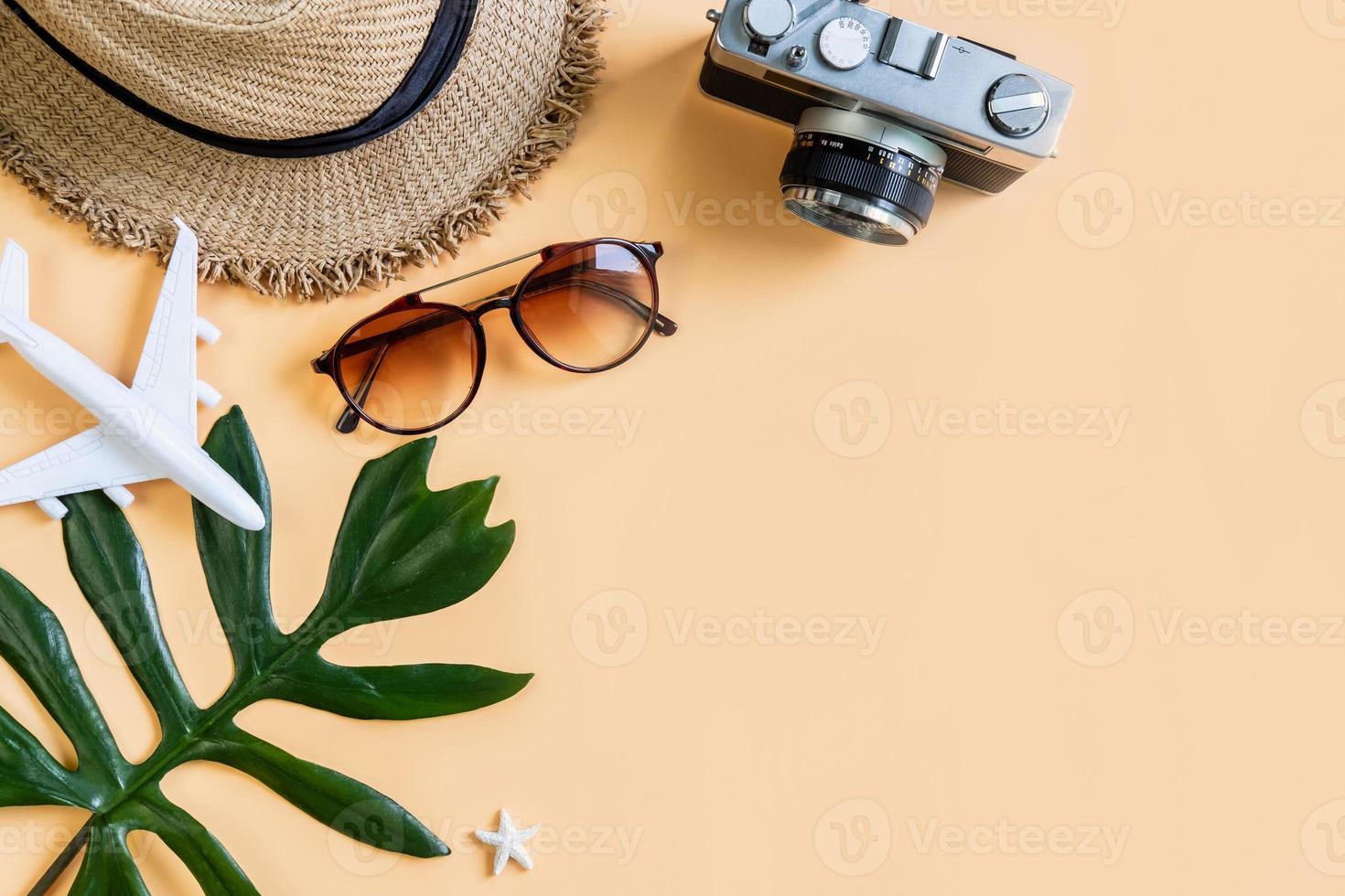 reisezubehörartikel mit farbigem hintergrund, sommerferienkonzept foto