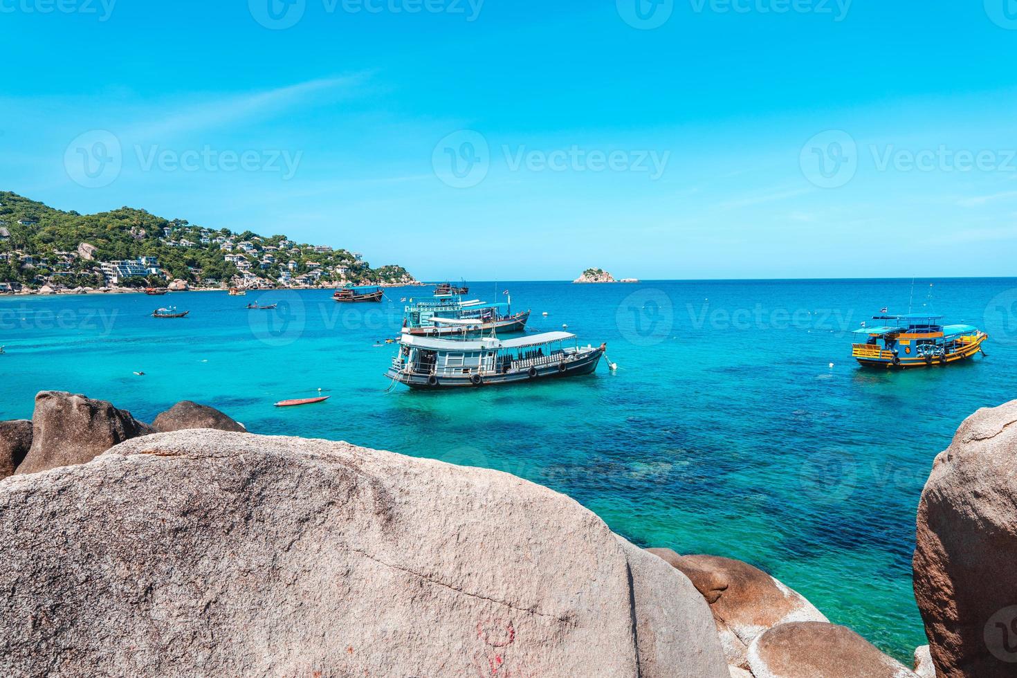 Blick auf die Bucht und die Felsen der Insel, Shark Bay Koh Tao foto
