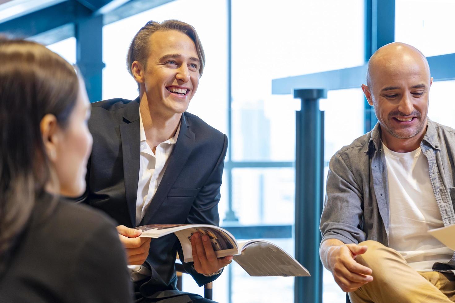 Das Team des kaukasischen Designers diskutiert mit dem Kunden über eine neue Anzeige in einem Magazin für Branding und ein kreatives Werbeprojektkonzept foto