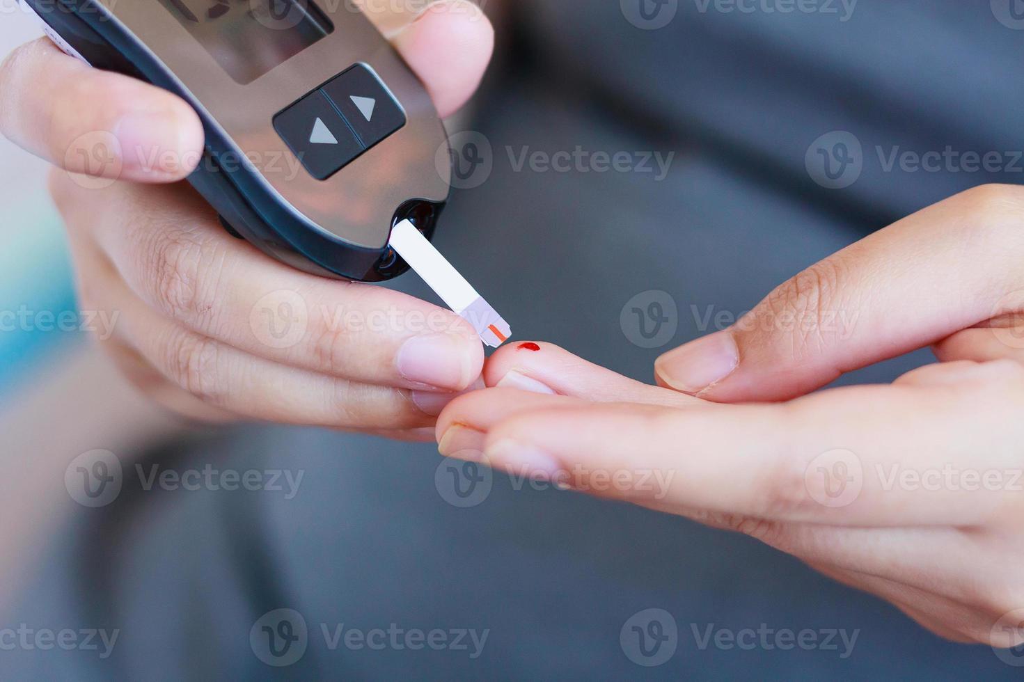 Blutzucker auf Diabetes testen foto