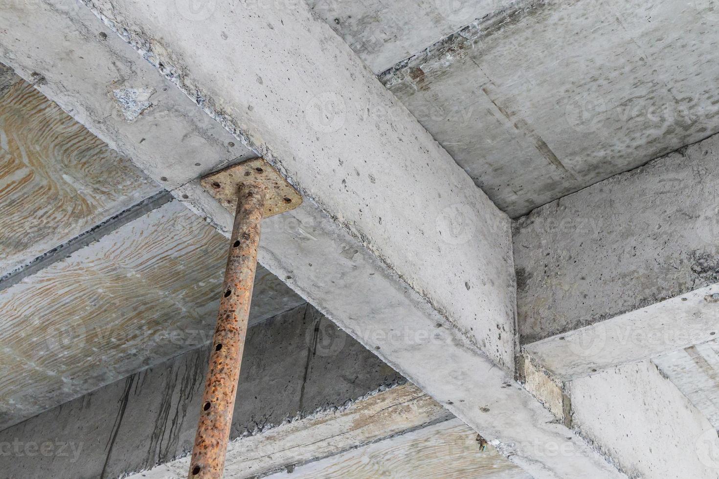 Gebäude im Bau mit Betonträgern aus Eisenstahl foto