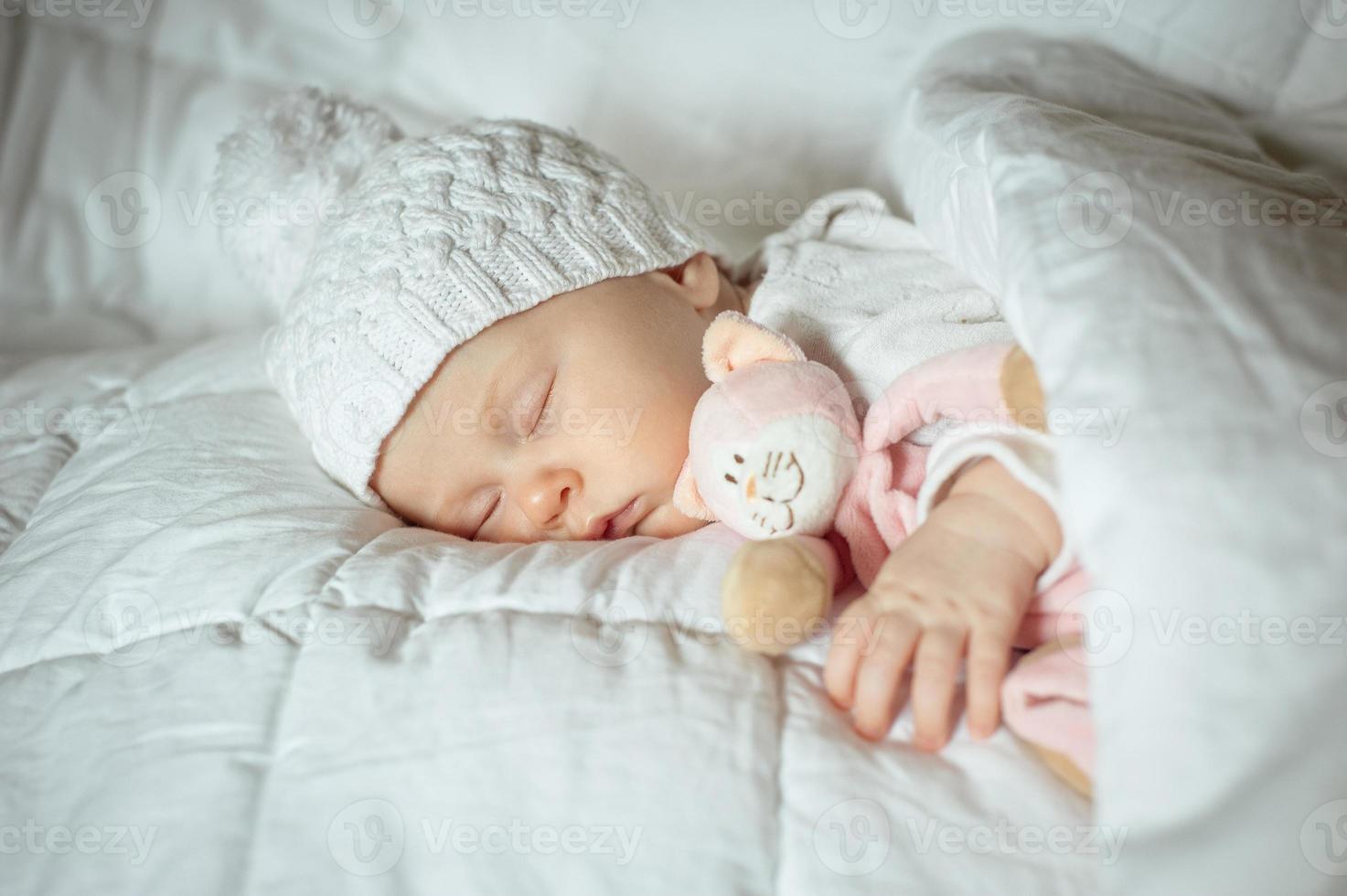 süßes kleines Baby schläft mit einem Spielzeug foto