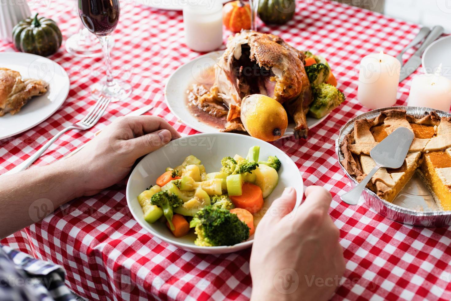 Mann, der Thanksgiving-Dinner in der heimischen Küche isst foto