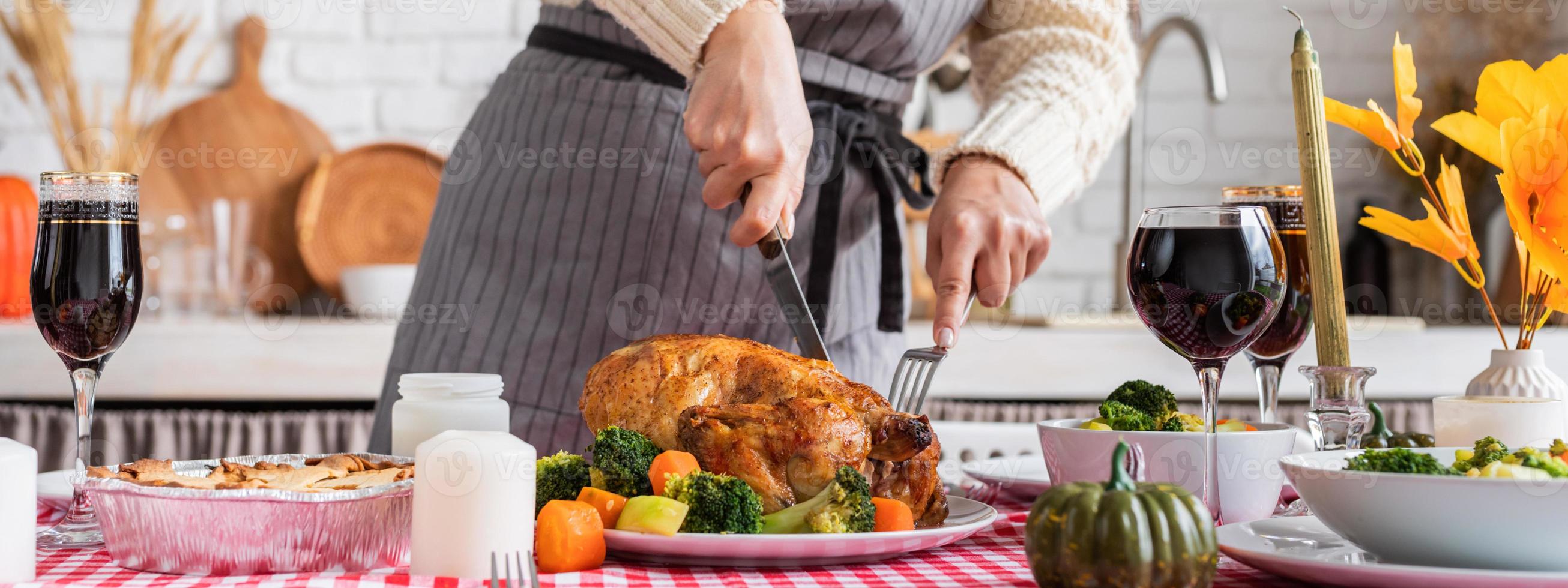 Frau bereitet Thanksgiving-Dinner in der heimischen Küche zu und dekoriert foto