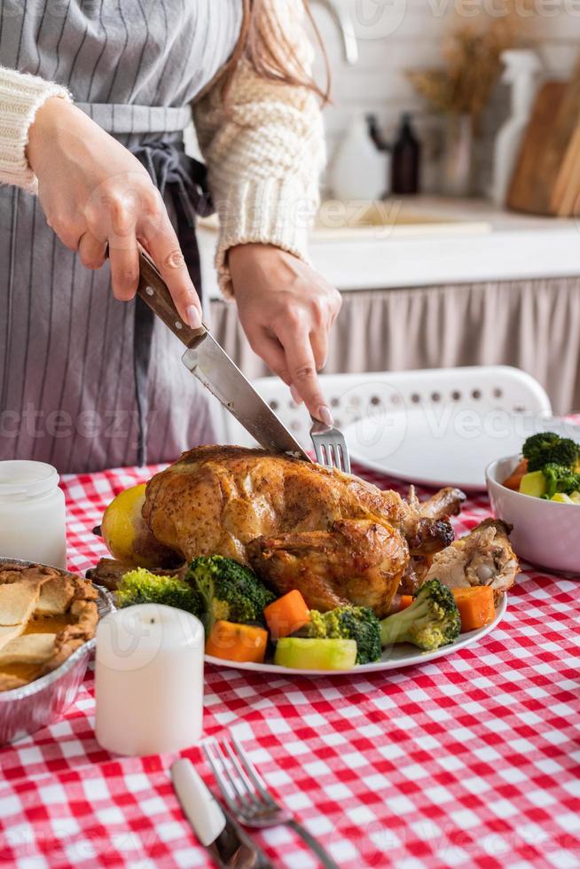 Frau bereitet Thanksgiving-Dinner in der heimischen Küche zu und dekoriert foto