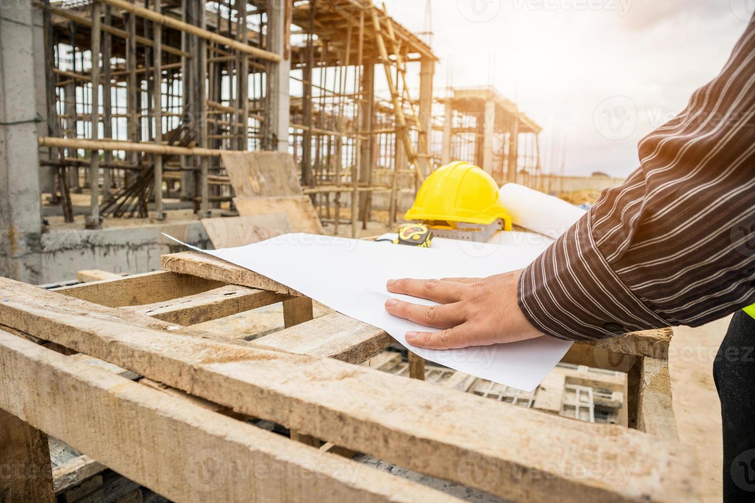 professioneller ingenieurarbeiter auf der baustelle des hausbaus foto