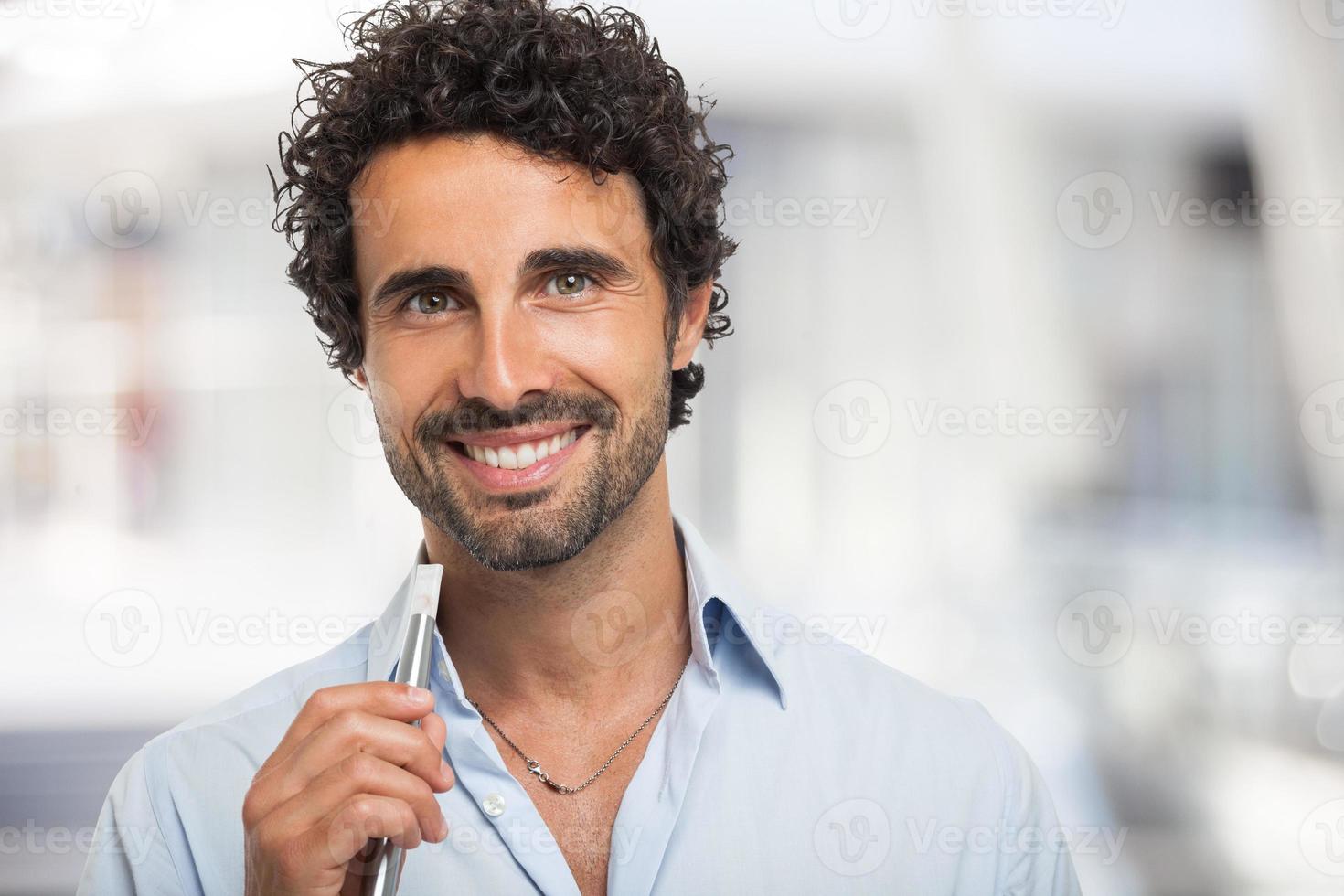 Mann hält eine elektronische Zigarette foto